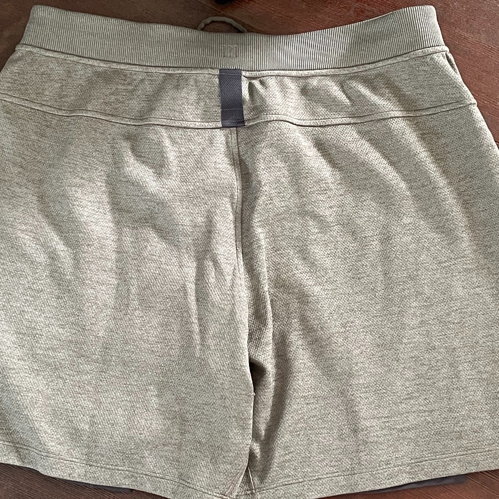 Lululemon men’s large shorts 7 inch